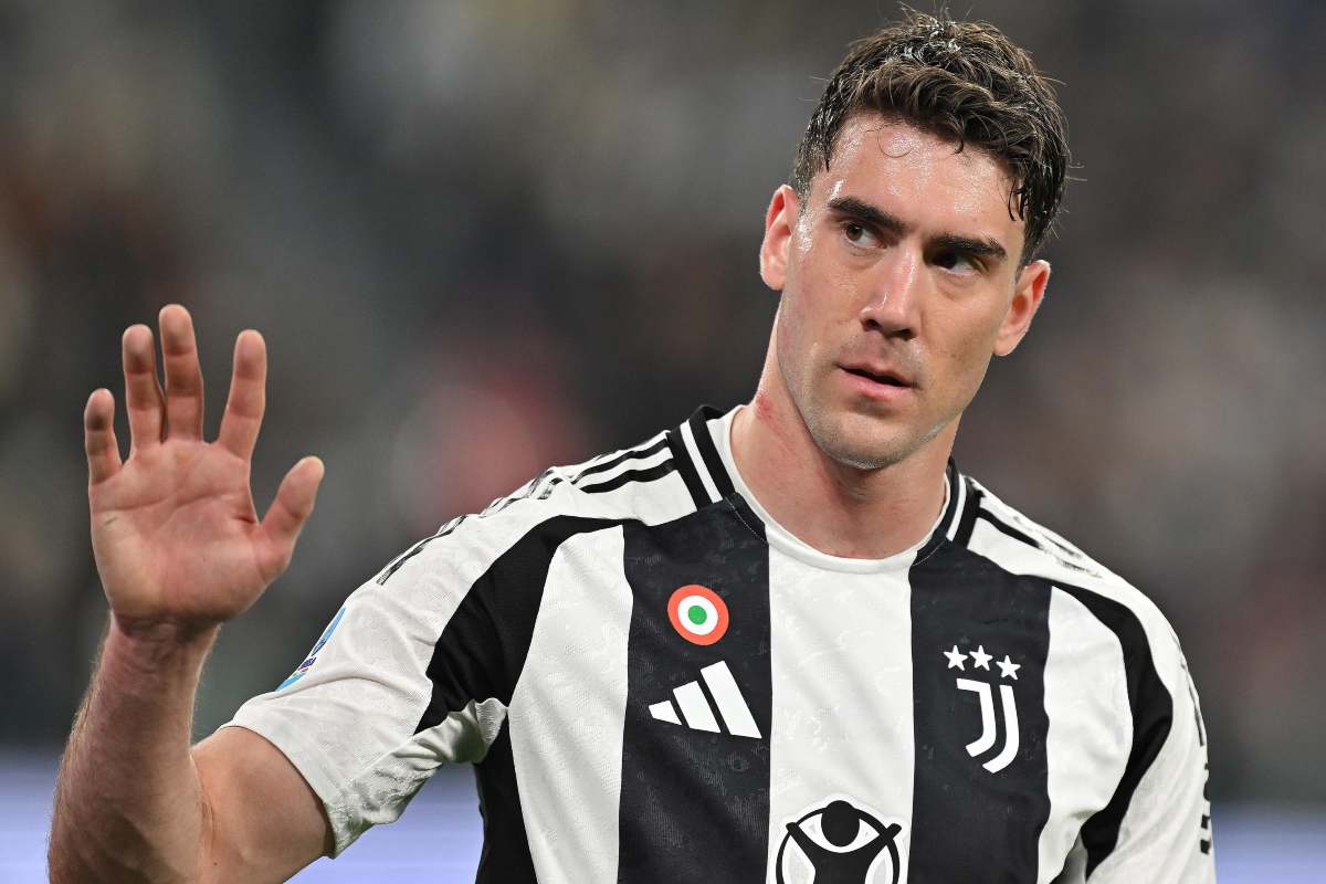 Dusan Vlahovic saluta i tifosi della Juve