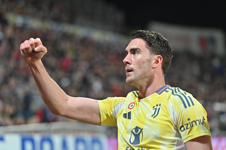 Dusan Vlahovic esulta dopo il gol