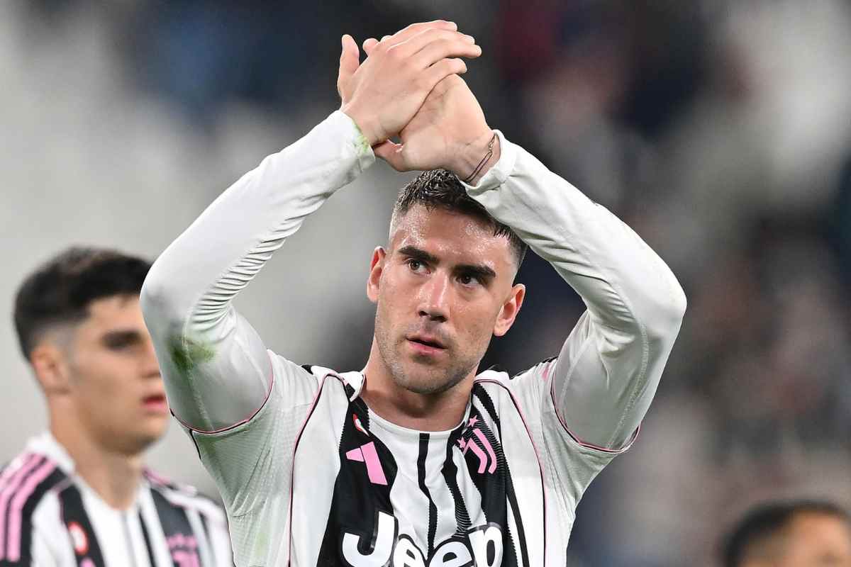 Dusan Vlahovic applaude i tifosi