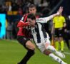 Vlahovic prova a sgusciare via dalla marcatura di Thiaw