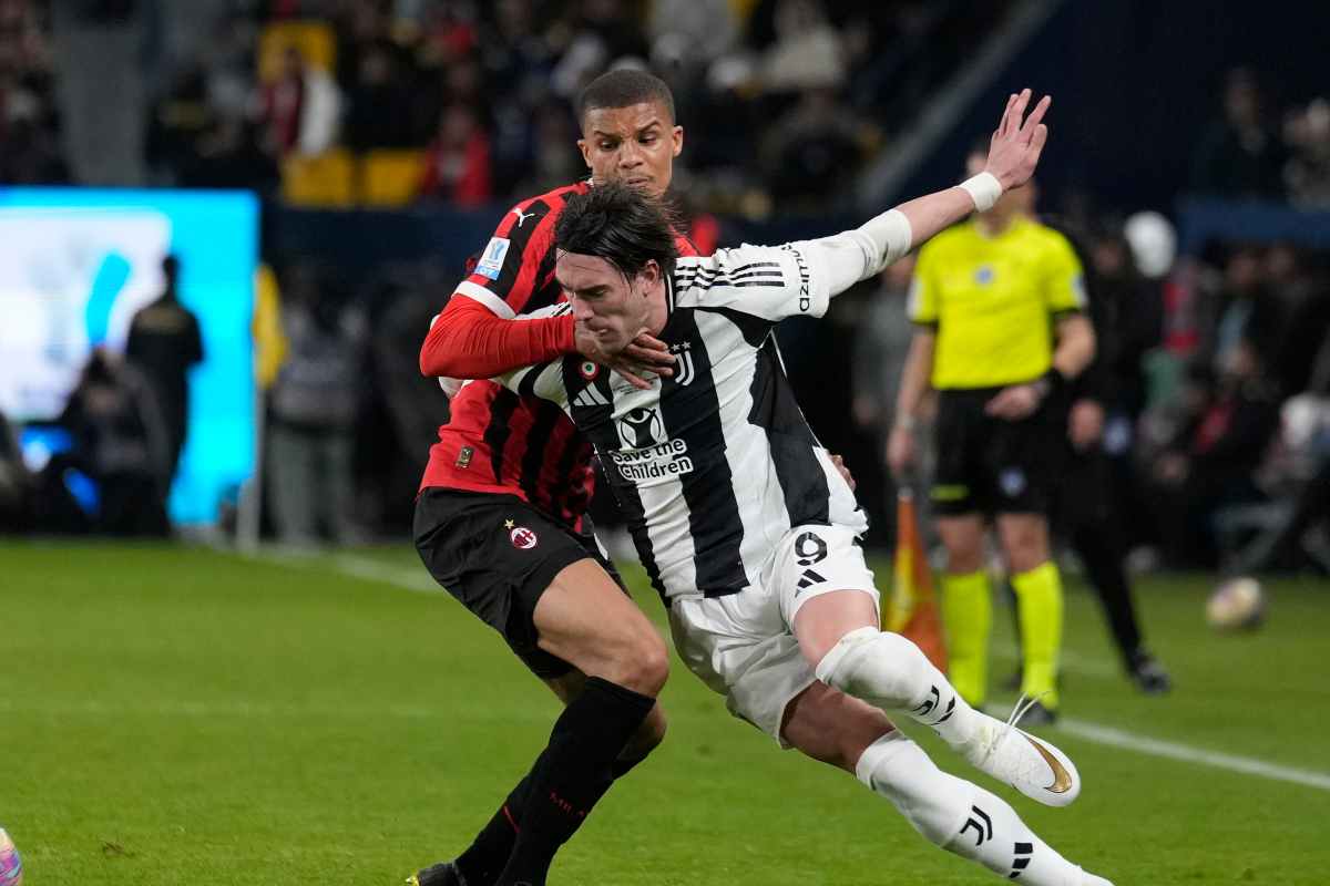 Vlahovic prova a sgusciare via dalla marcatura di Thiaw