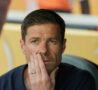 Xabi Alonso pensieroso in panchina