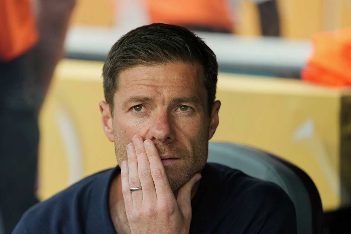Xabi Alonso pensieroso in panchina