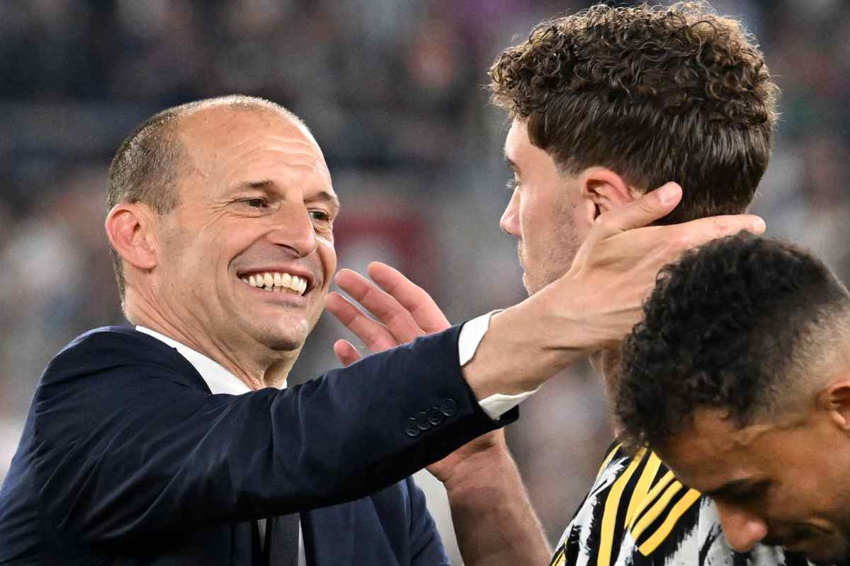 Allegri abbraccia Vlahovic