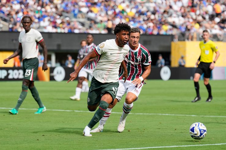 Andrey Santos in azione contro il Fluminense