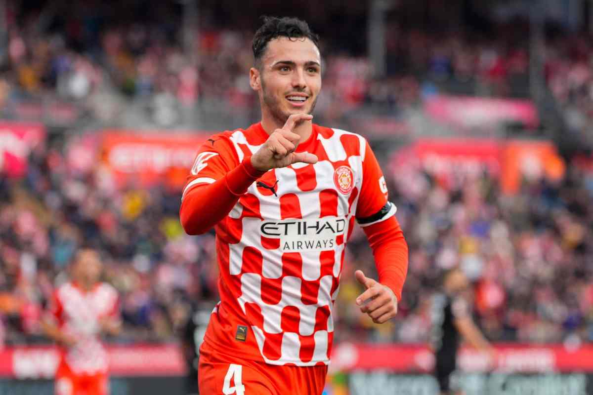 Arnau Martinez esulta dopo un gol con il Girona 