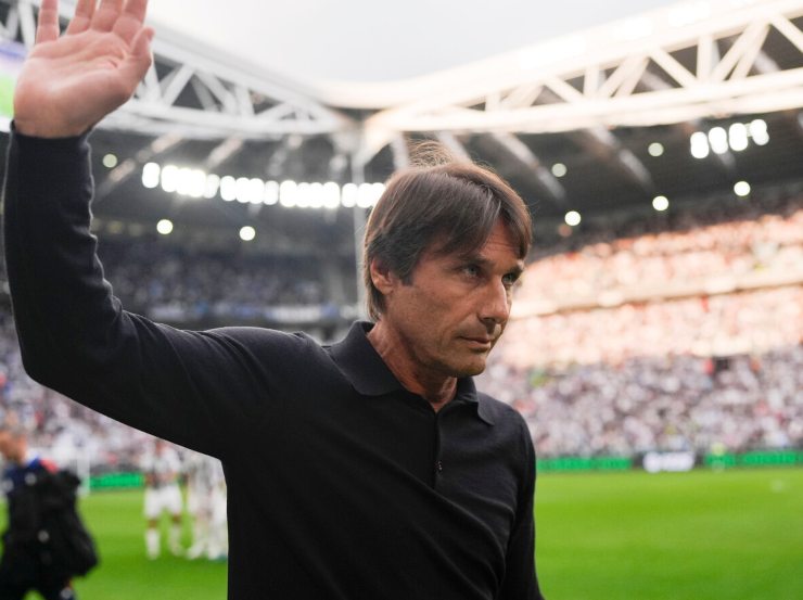 Antonio Conte saluta il pubblico dello Stadium