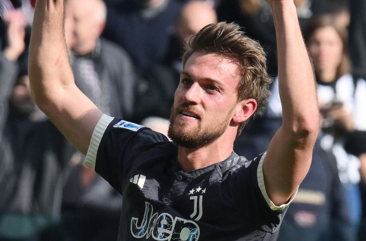 Daniele Rugani esulta dopo un gol