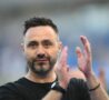 Roberto De Zerbi applaude i tifosi