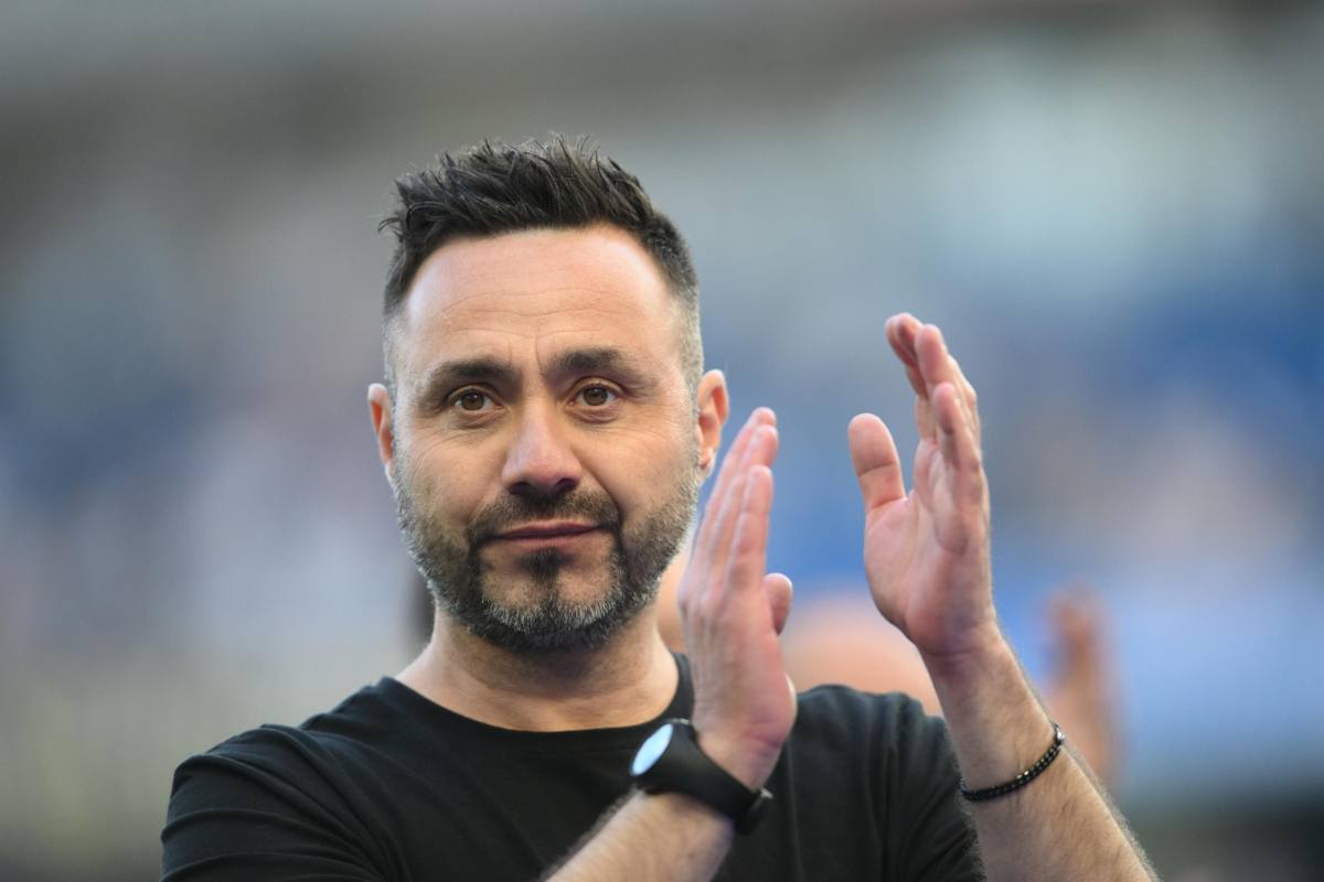 Roberto De Zerbi applaude i tifosi