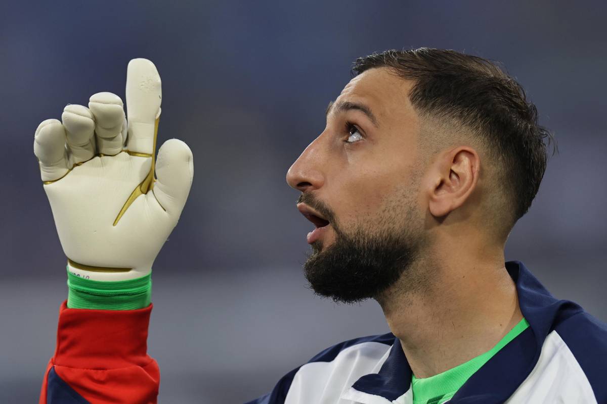 Gigio Donnarumma con lo sguardo al cielo