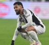 Douglas Luiz accovacciato a terra