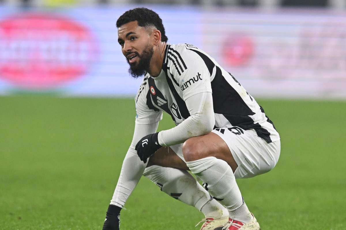 Douglas Luiz accovacciato a terra