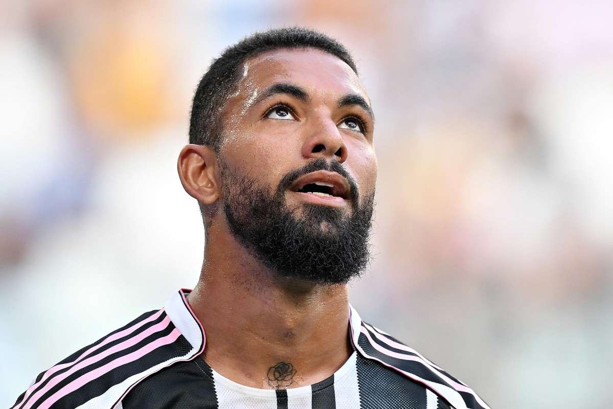 Douglas Luiz alza gli occhi al cielo