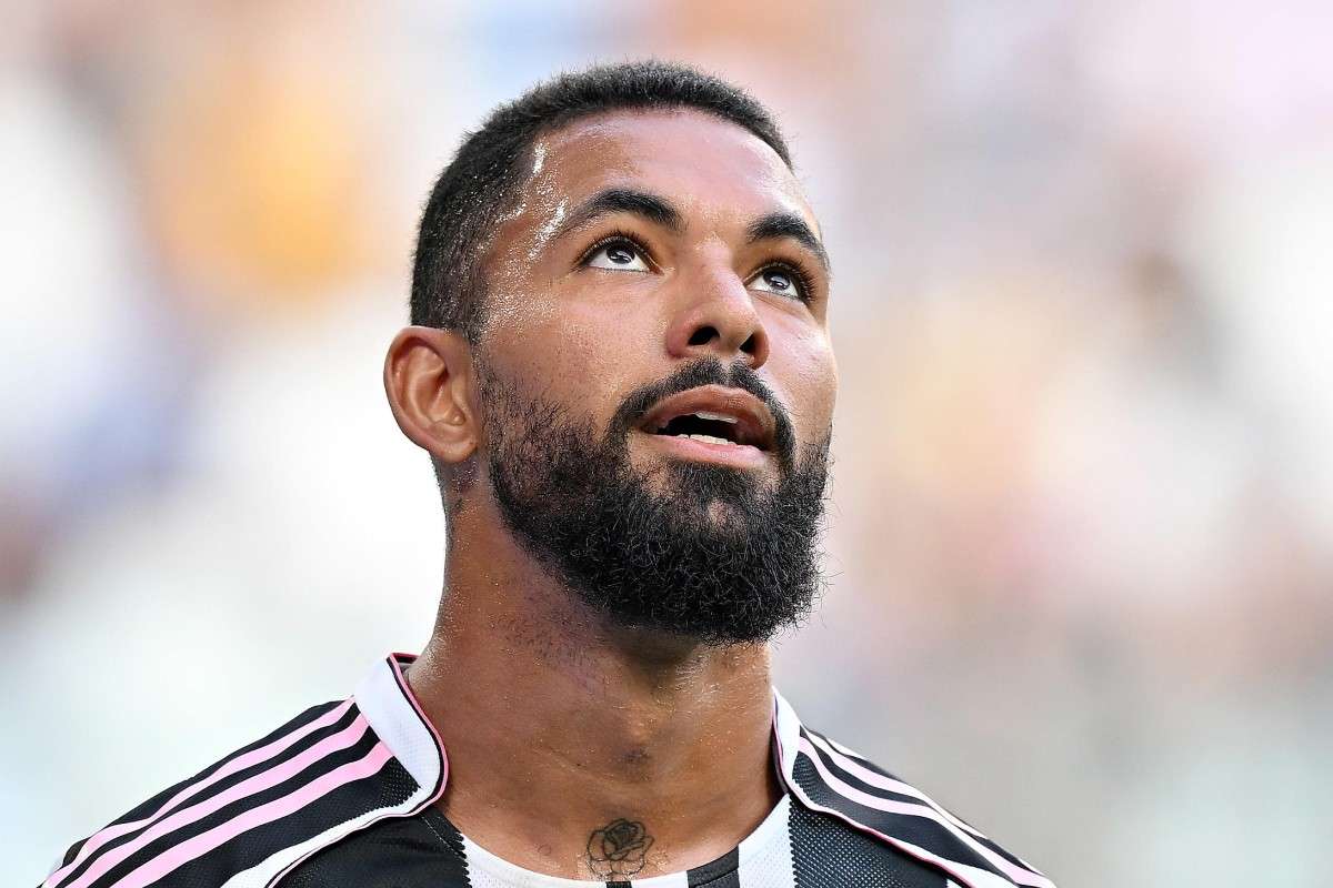 Douglas Luiz alza gli occhi al cielo
