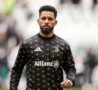 Douglas Luiz durante la fase di riscaldamento
