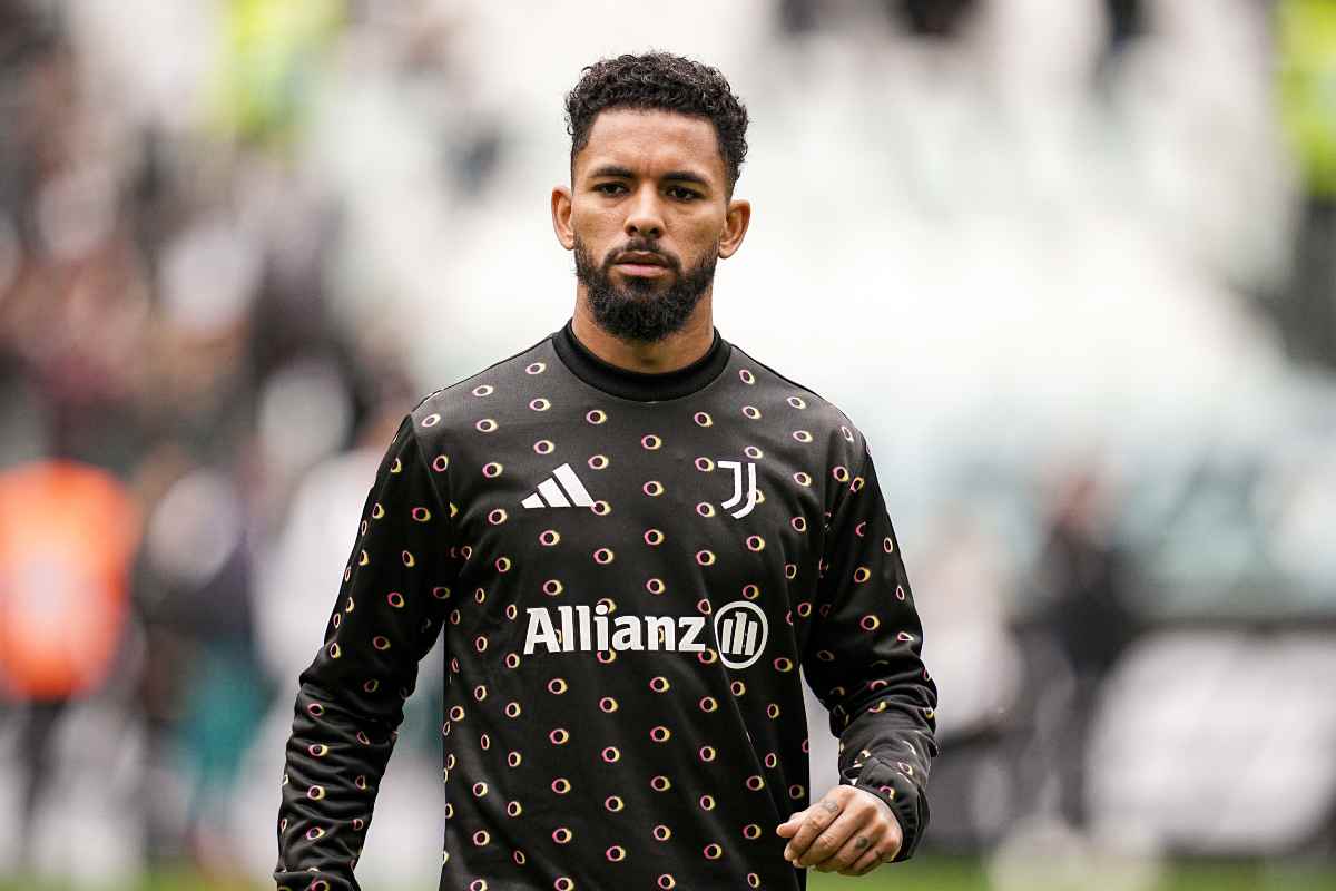 Douglas Luiz durante la fase di riscaldamento