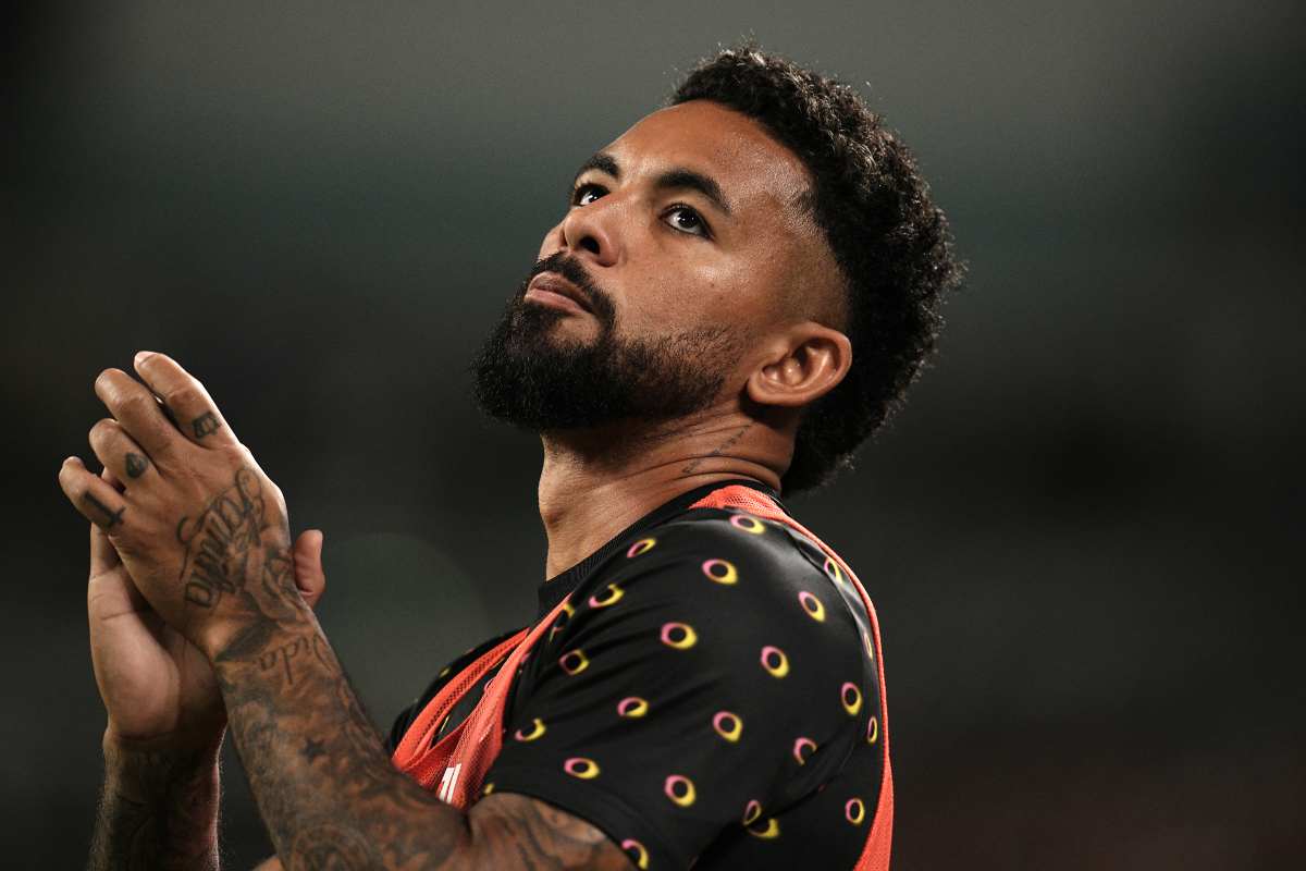 Fase di riscaldamento di Douglas Luiz pre Verona-Juve