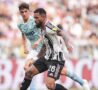 Douglas Luiz danza con il pallone incollato tra i piedi