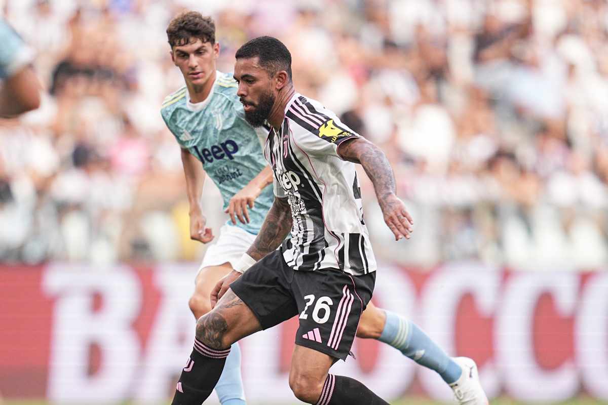 Douglas Luiz danza con il pallone incollato tra i piedi