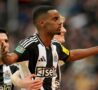 Isak guarda i suoi tifosi al momento del'esultanza