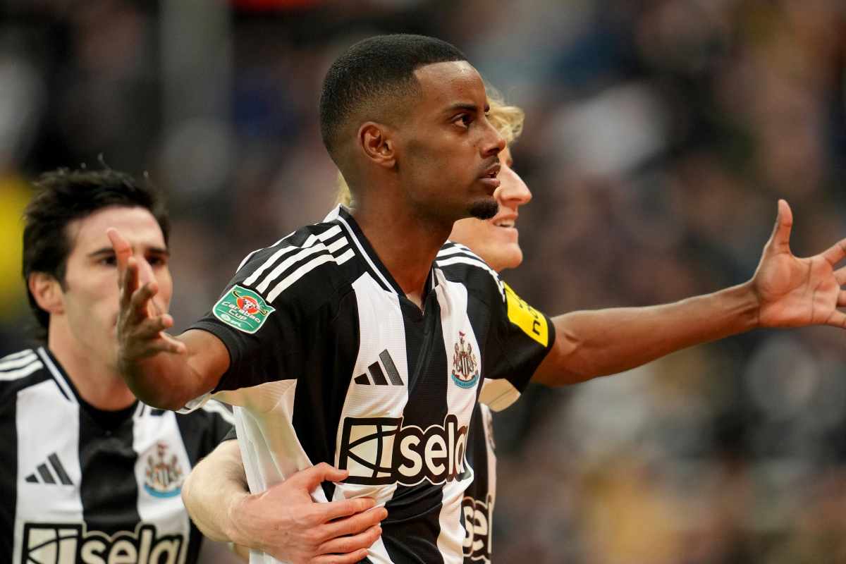 Isak guarda i suoi tifosi al momento del'esultanza
