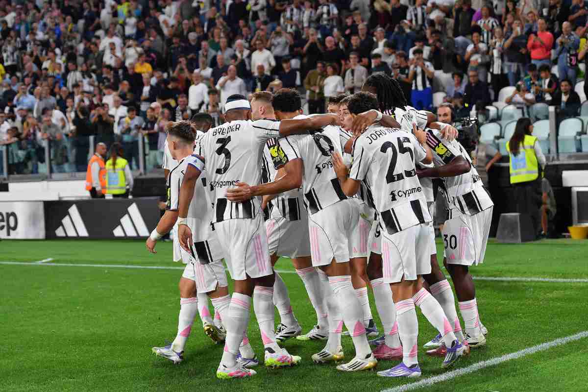 Giocatori della Juve esultano dopo un gol
