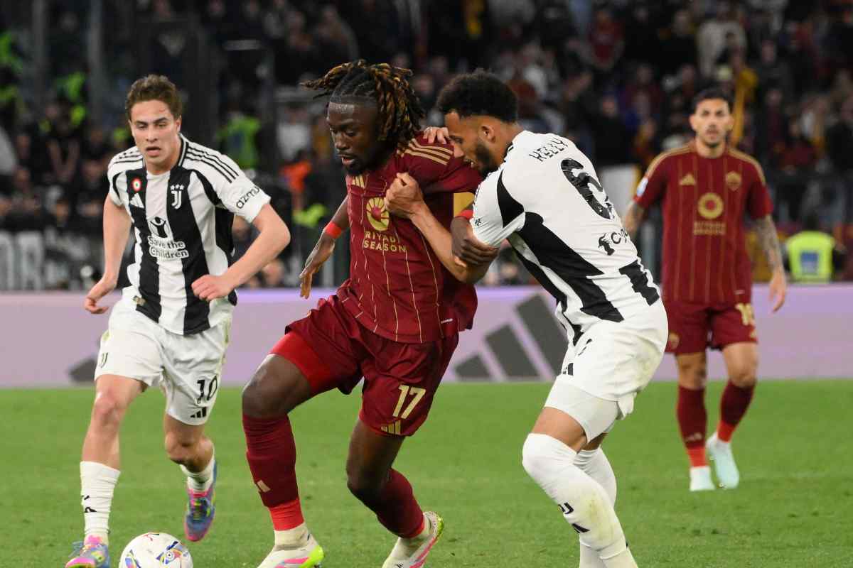 Kelly prova a sradicare il pallone dai piedi di Koné