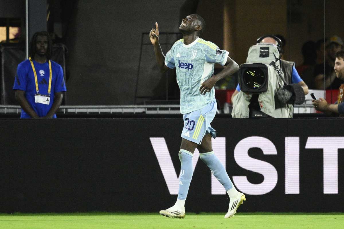 Randal Kolo Muani esulta dopo una rete con la maglia della Juventus