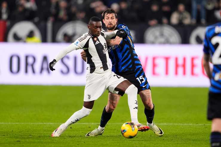 Kolo Muani difende il pallone dal pressing di Acerbi