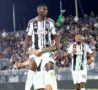 Kolo Muani omaggiato dai compagni