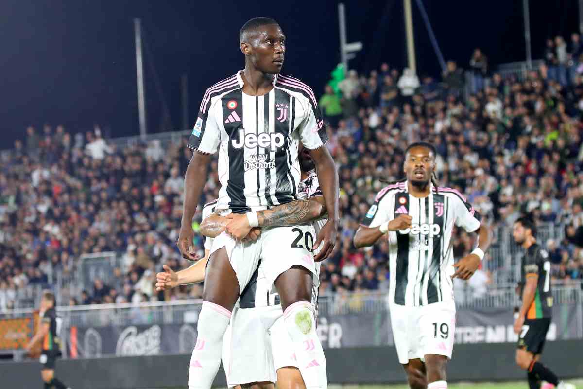 Kolo Muani omaggiato dai compagni
