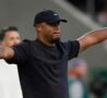 Vincent Kompany dà indicazioni a bordo campo