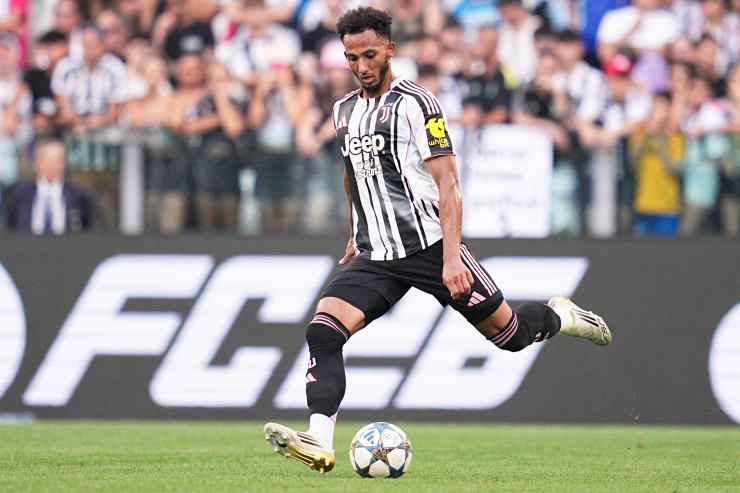 Lloyd Kelly calcia il pallone