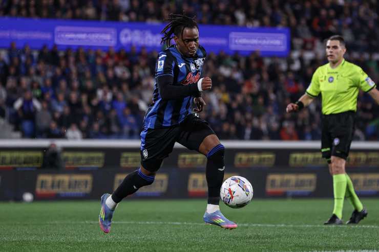 Lookman si avvicina al pallone