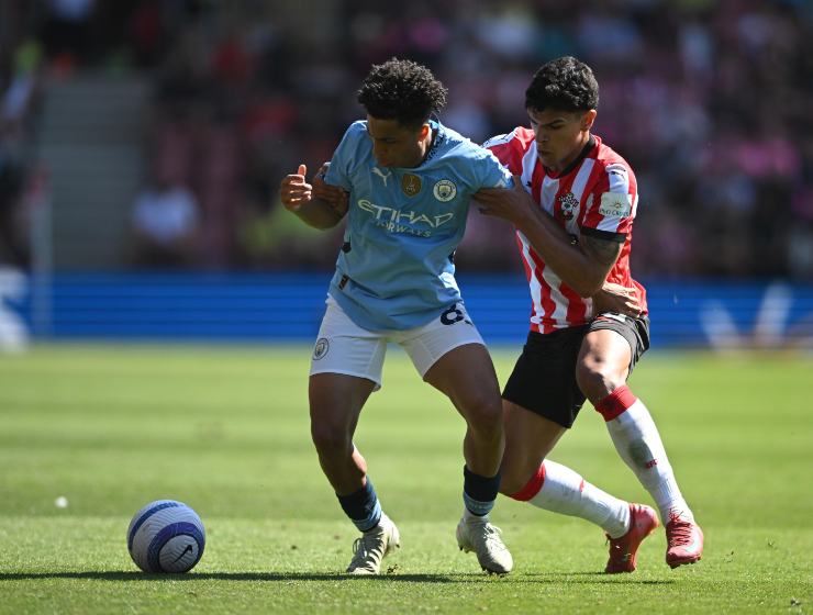Mateus Fernandes in azione col Southampton