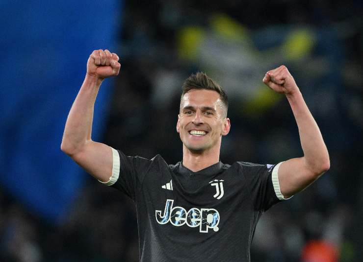 Arek Milik esulta dopo un gol