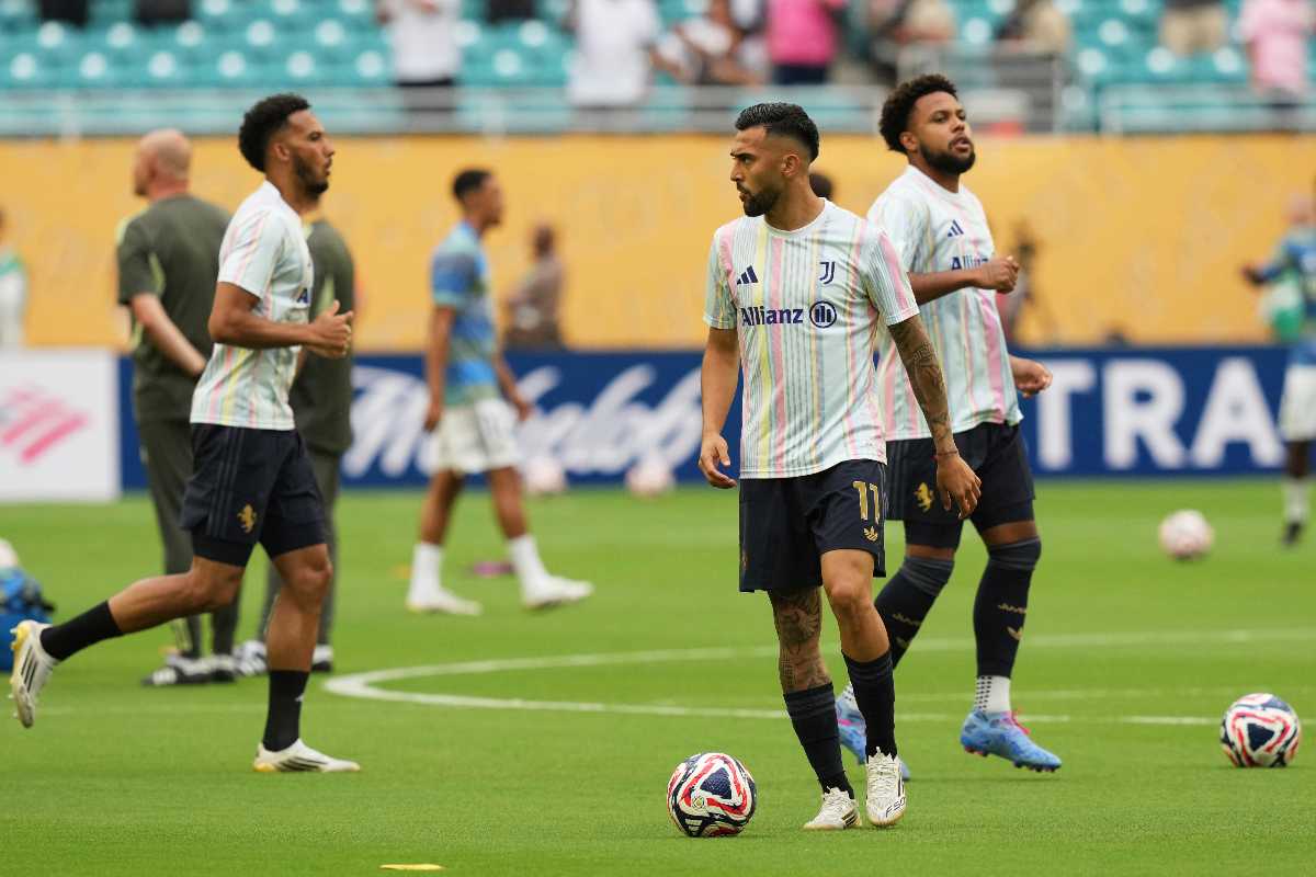 Il riscaldamento della Juve con Nico Gonzalez in primo piano