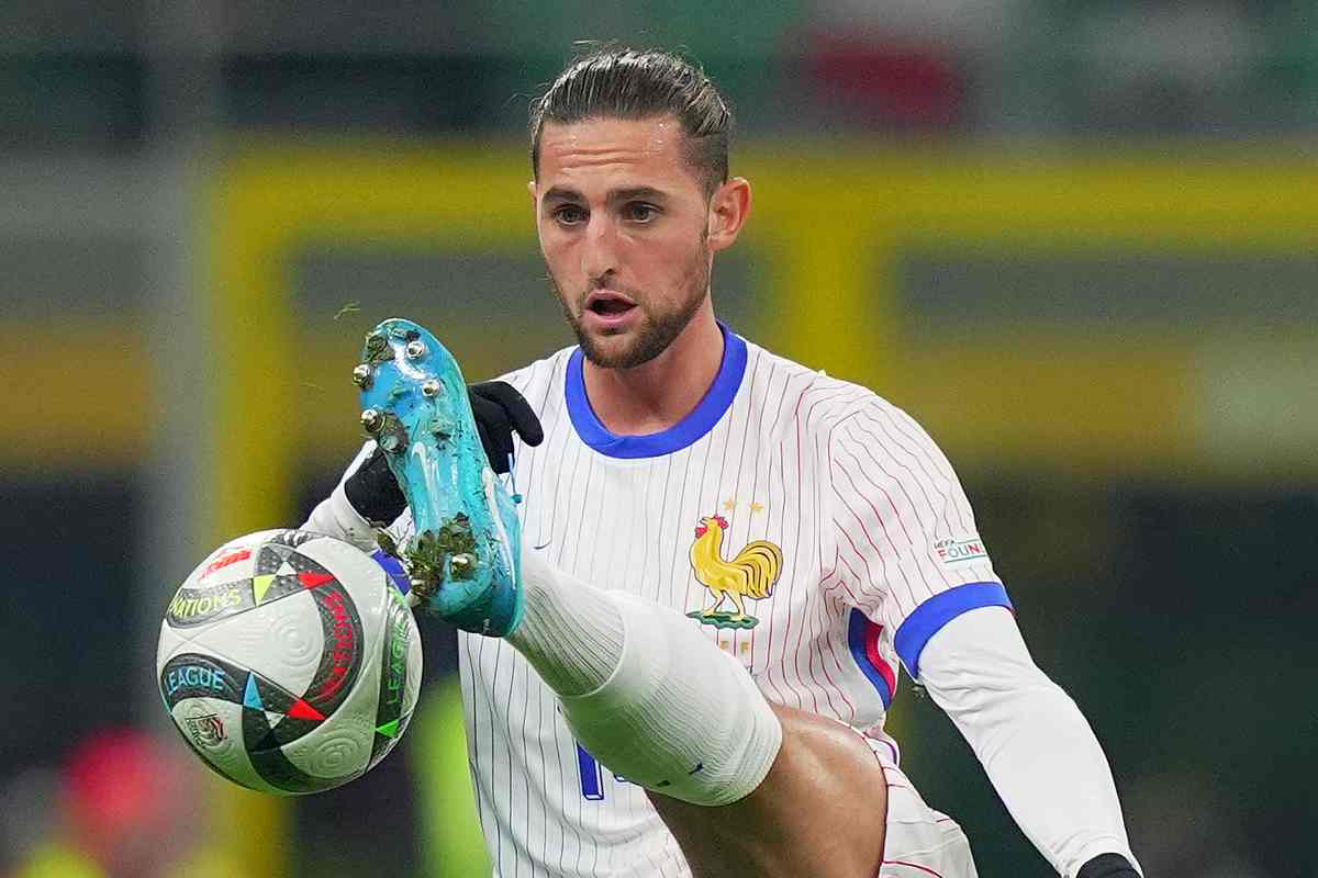 Rabiot mentre aggancia un pallone