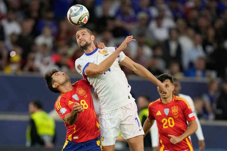 Stacco di testa di Rabiot