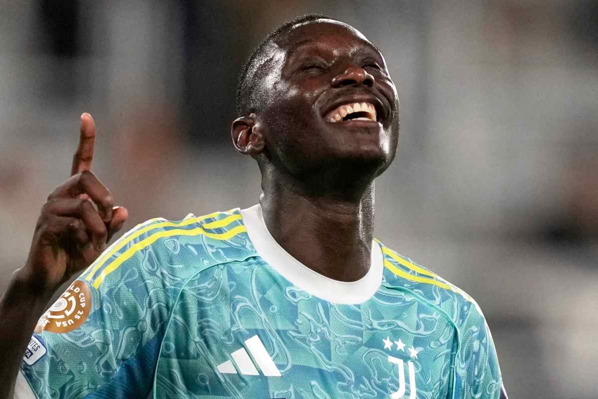 Kolo Muani felice con la maglia della Juventus