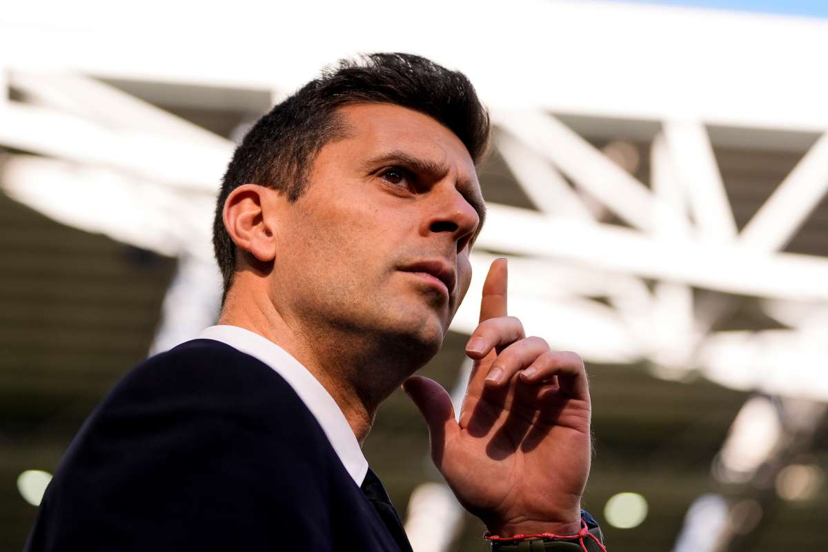 Thiago Motta pensieroso in panchina