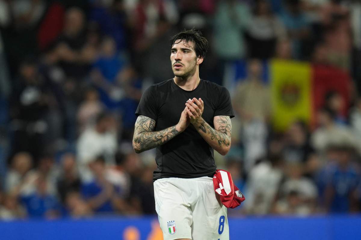 Tonali saluta dopo una partita