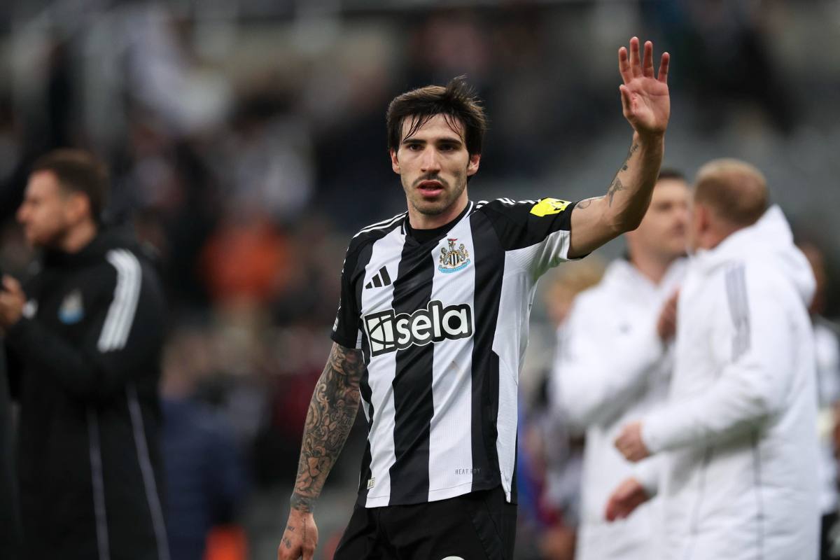 Sandro Tonali in campo con il Newcastle
