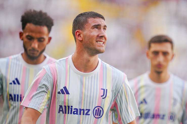 Dusan Vlahovic piuttosto perplesso durante la fase di riscaldamento