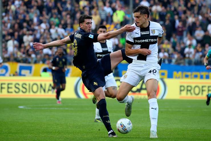 Vlahovic prova a divincolarsi dalla marcatura di Leoni