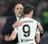 Tudor abbraccia Vlahovic all'uscita dal campo del serbo