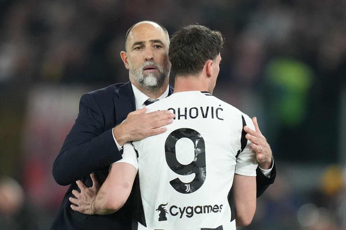 Tudor abbraccia Vlahovic all'uscita dal campo del serbo