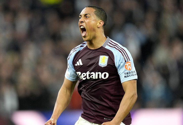 Youri Tielemans esulta dopo un gol