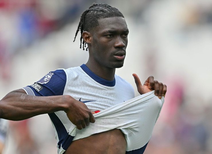 Yves Bissouma si toglie la maglia del Tottenham